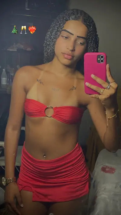 Larinha foi vazada pelo namorado cover image