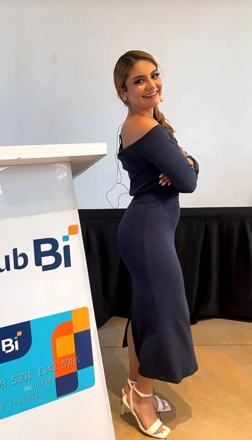 Novinha puta vazada mostrando tudo! putinha mandou nudes e caiu na net exibindo os peitinho e a bcta main image