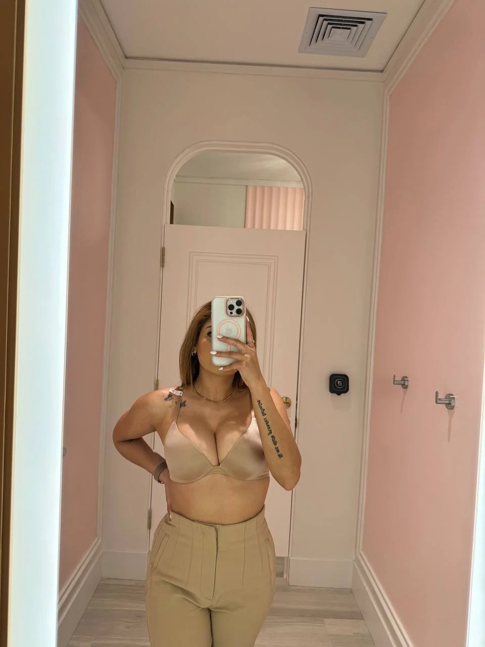 Novinha puta vazada mostrando tudo! putinha mandou nudes e caiu na net exibindo os peitinho e a bcta image 8