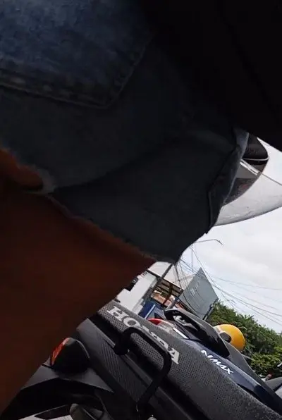 De shortinho mostrando a polpa da bunda cover image