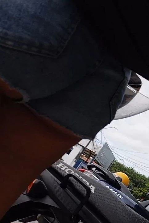 De shortinho mostrando a polpa da bunda image 1