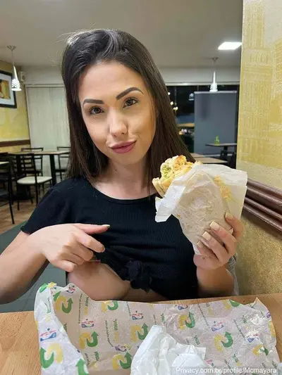 MC mayara mostrando os peitos na lanchonete cover image