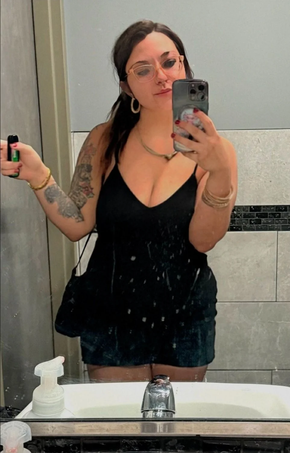 Busty Leah image 12