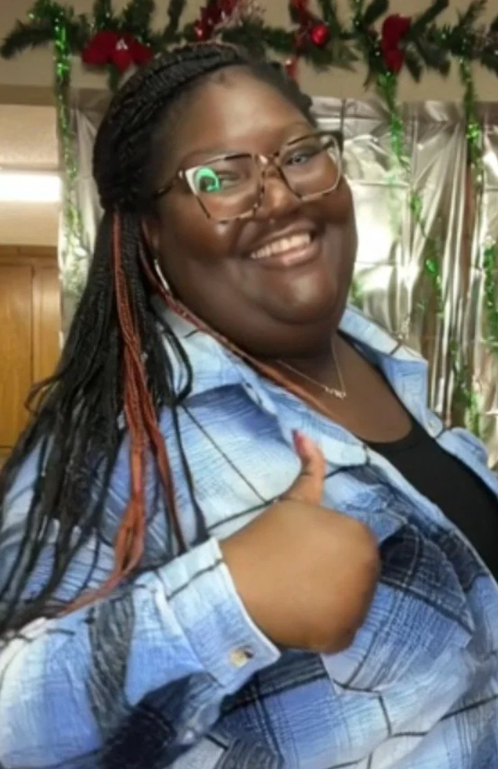 Fat black nerd loves thumbs in her asshole main image