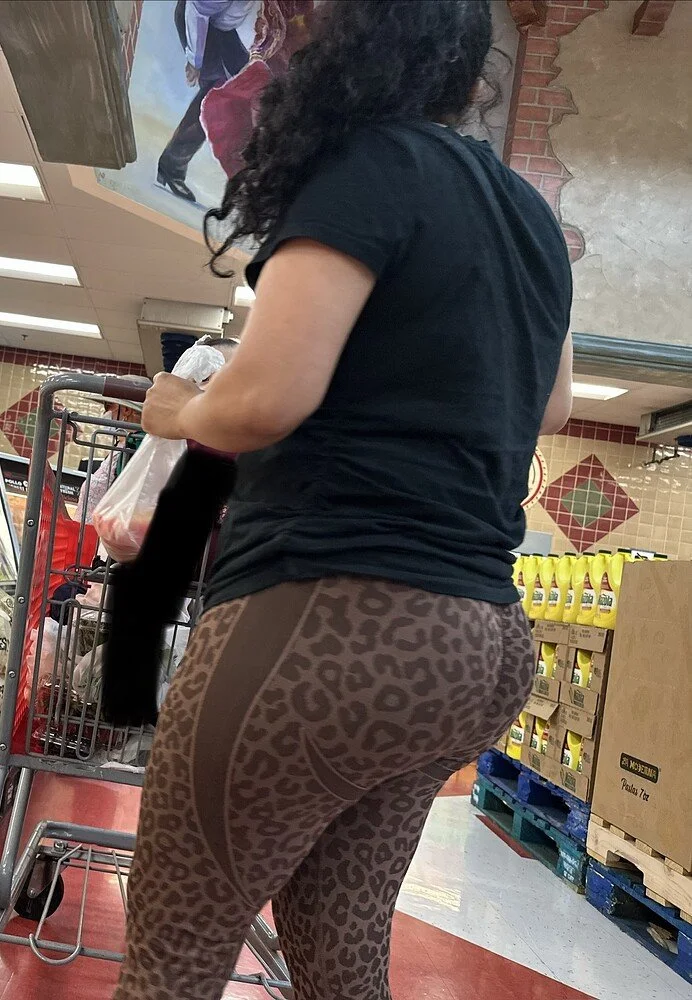 Pretty feet Latina image 2