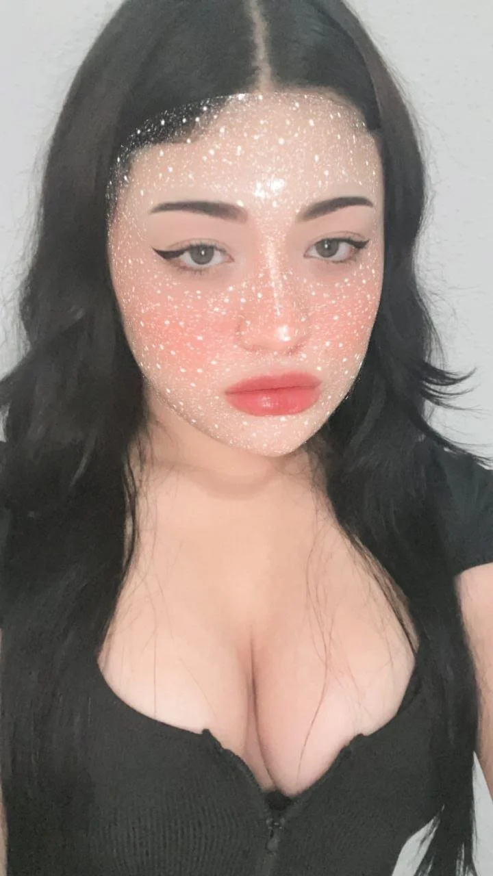 Una puta tetona rica image 3