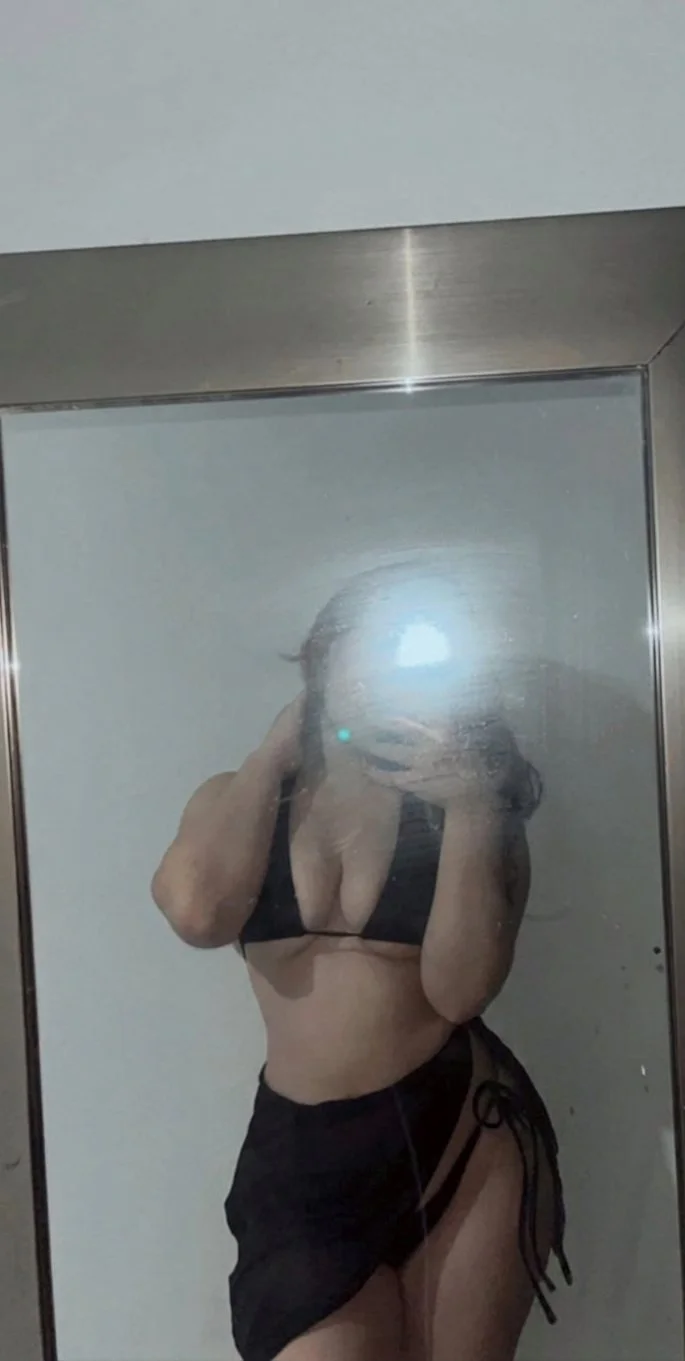 Una puta tetona rica image 8