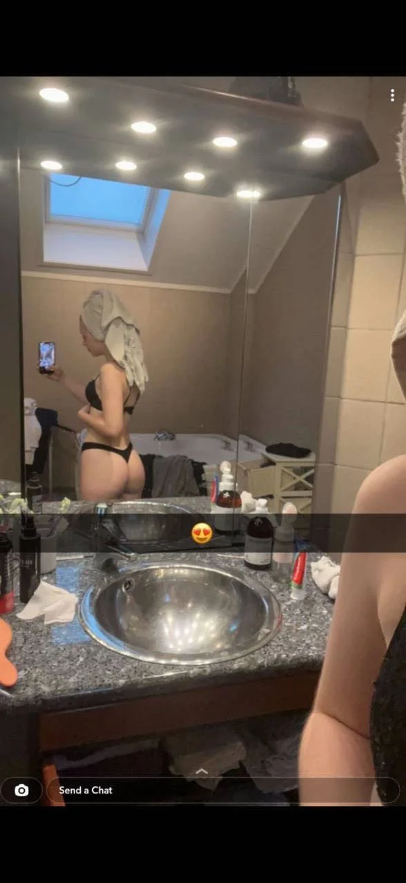 Blonde Snapchat teen sends nudes main image