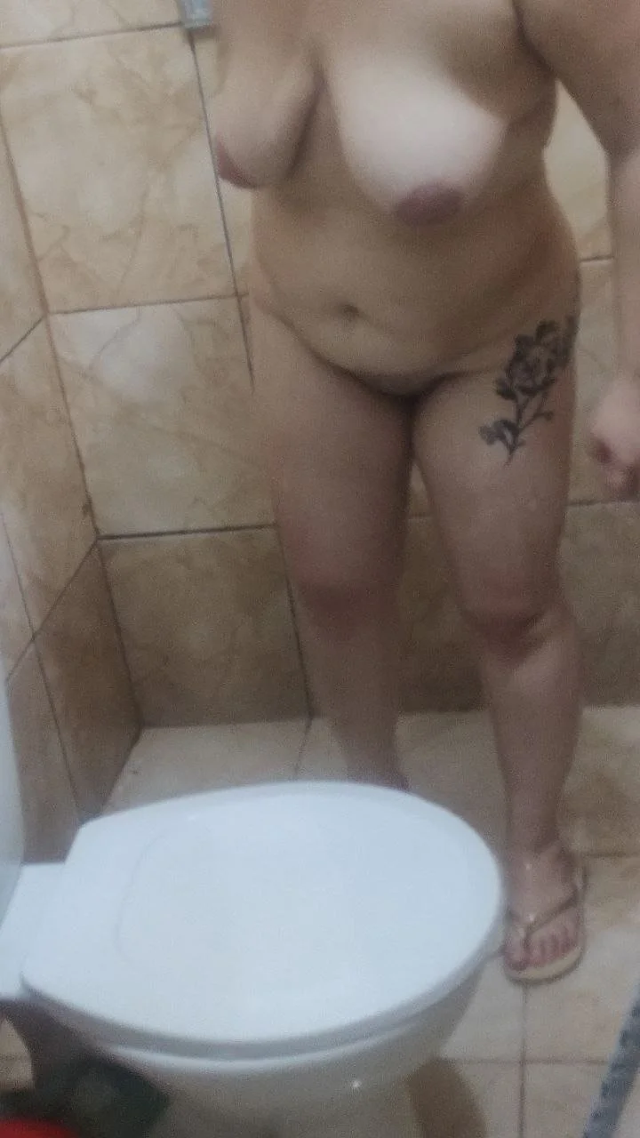 Gordinha deliciosa tomando banho 🤤 image 10