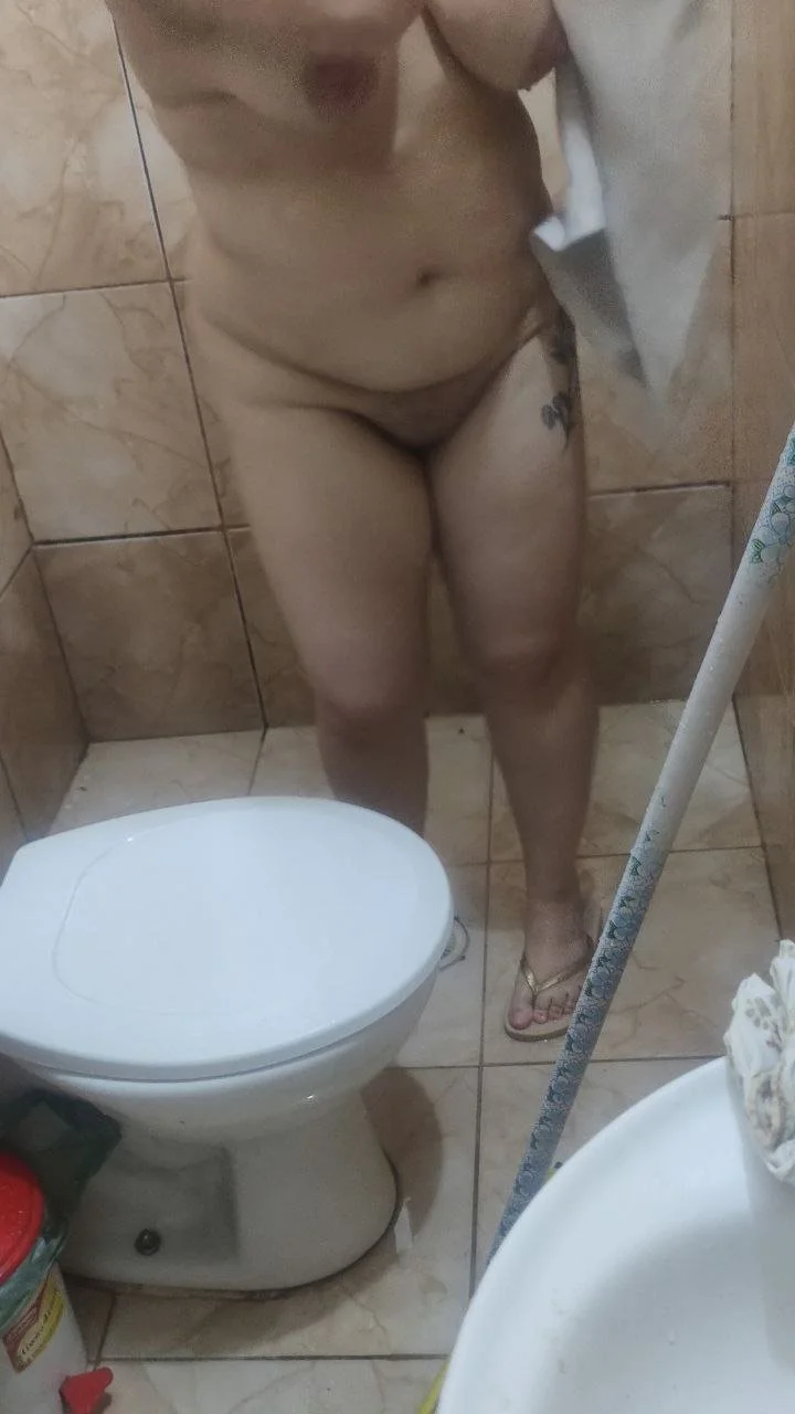 Gordinha deliciosa tomando banho 🤤 image 12