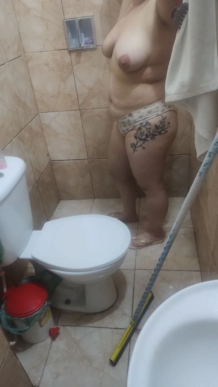 Gordinha deliciosa tomando banho 🤤 image 13