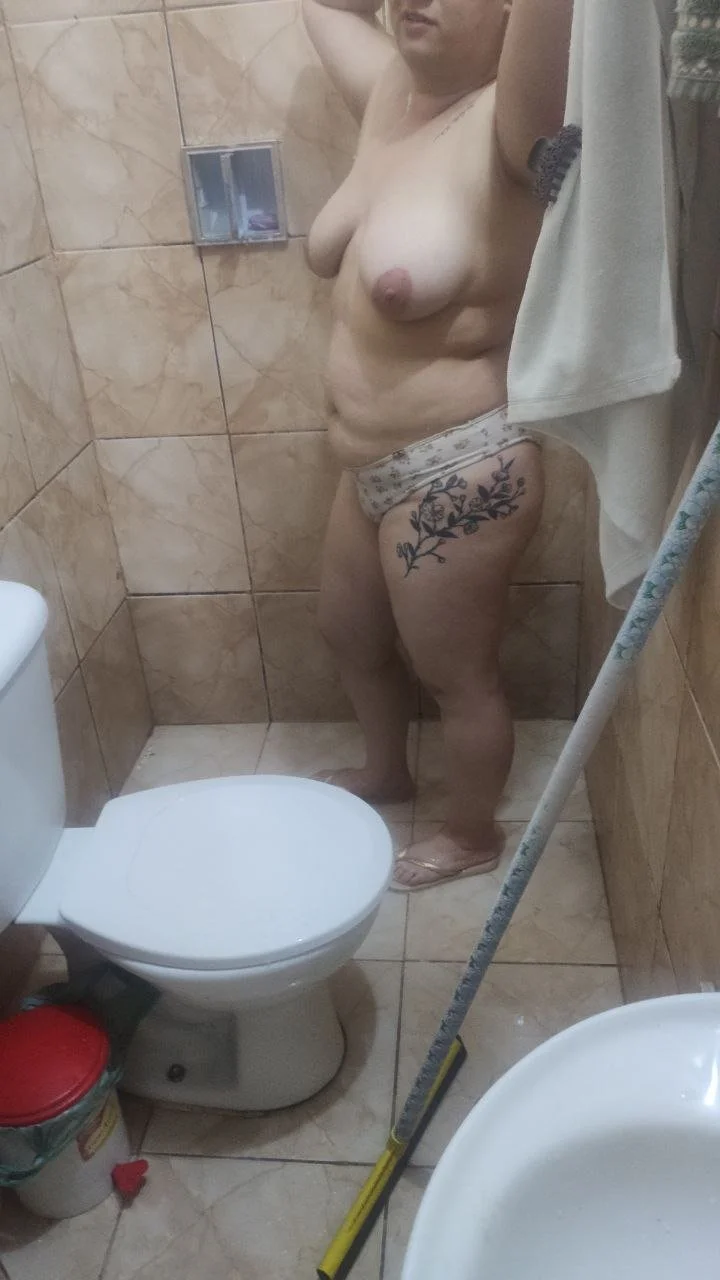 Gordinha deliciosa tomando banho 🤤 image 14