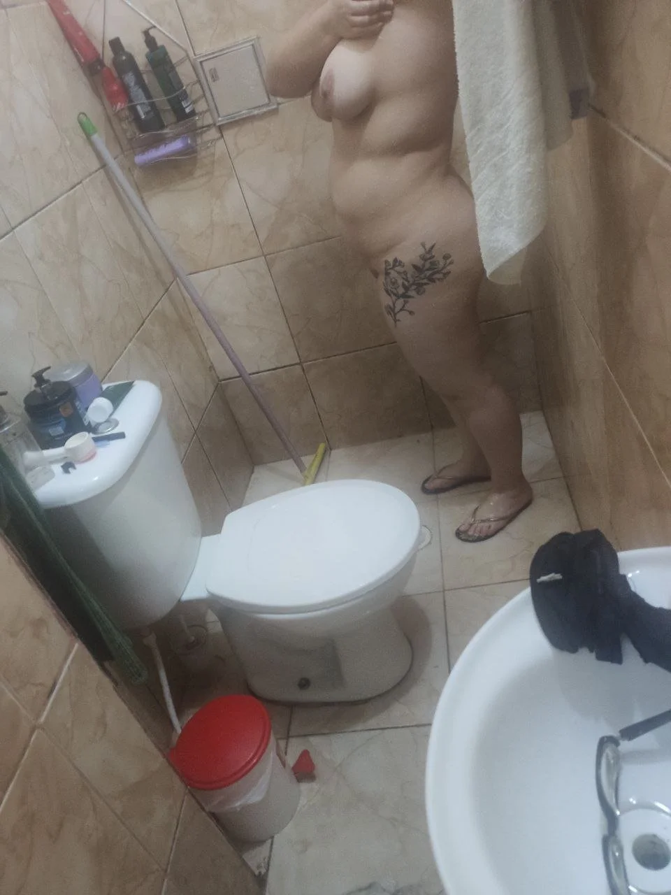 Gordinha deliciosa tomando banho 🤤 image 15