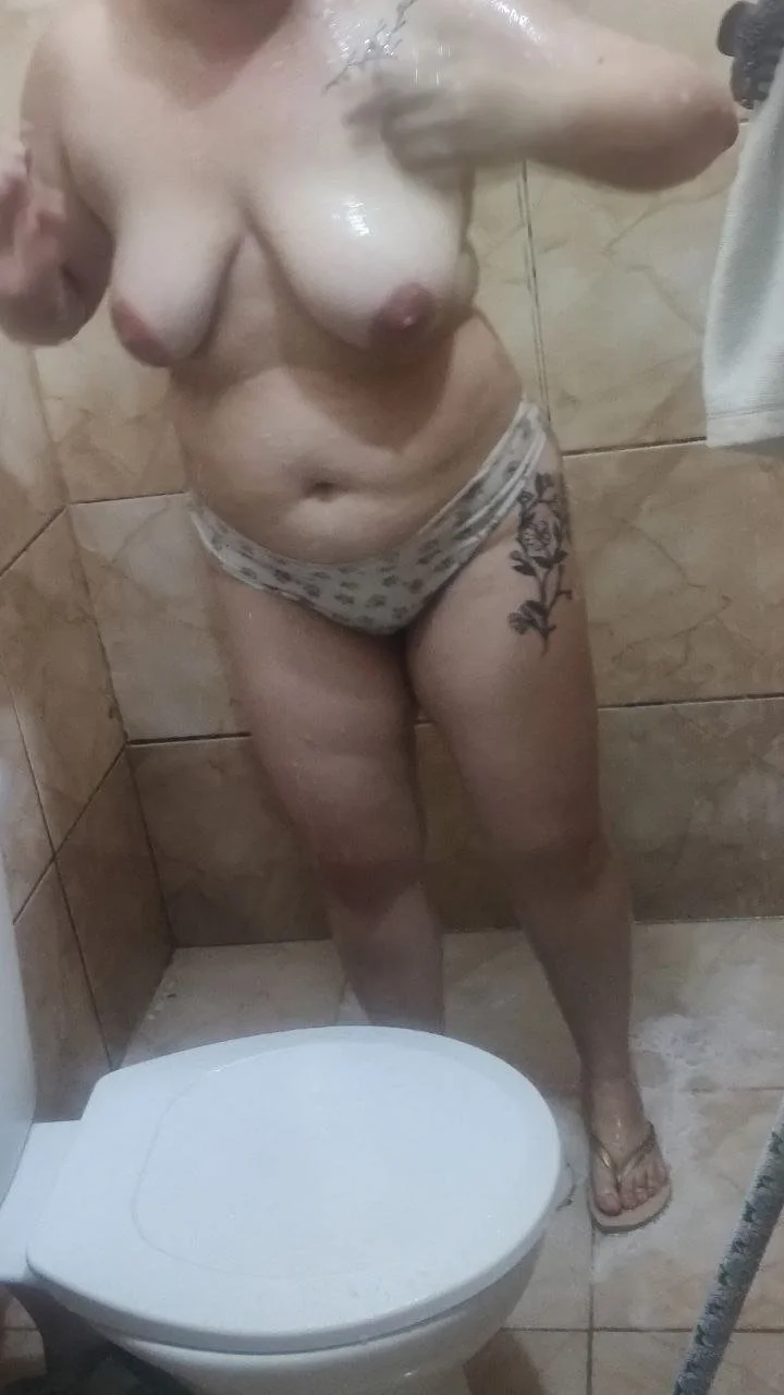Gordinha deliciosa tomando banho 🤤 image 18