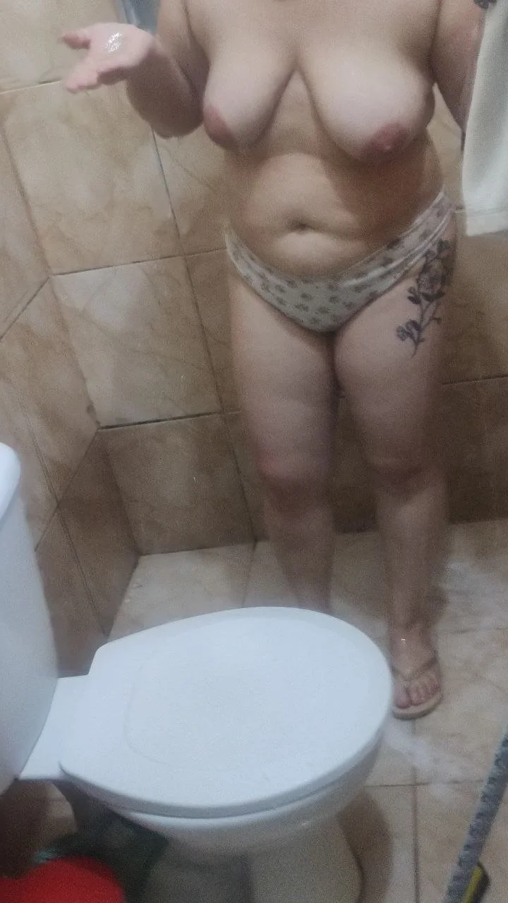 Gordinha deliciosa tomando banho 🤤 image 4