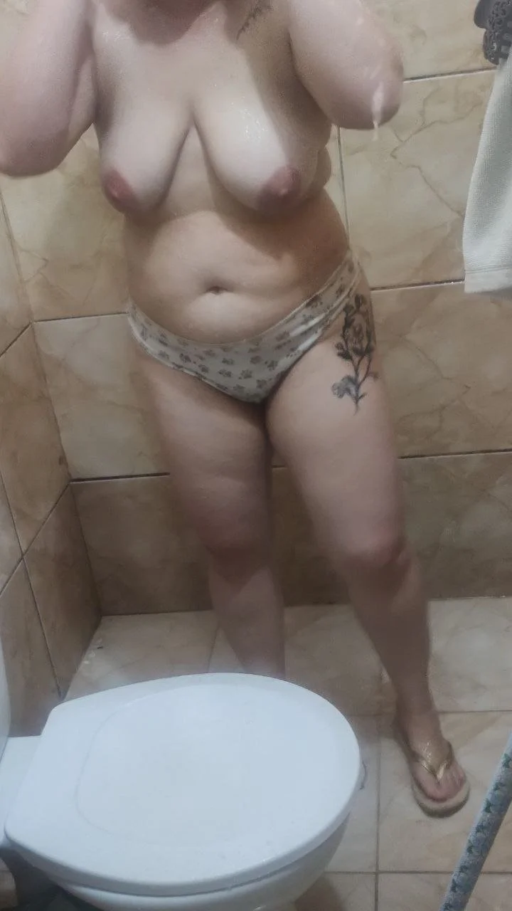 Gordinha deliciosa tomando banho 🤤 image 9