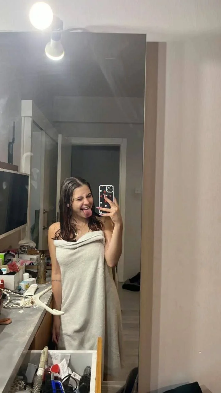 Caiu na net casal! novinha foi vazada pelo namorado mamando a rola e mostrando os peitinhos image 2
