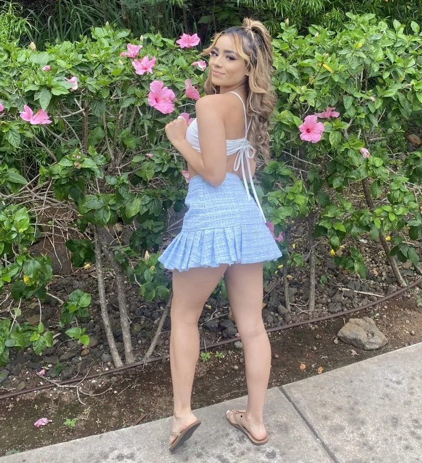 Beautiful teen girlfriend helps bbc to cum main image