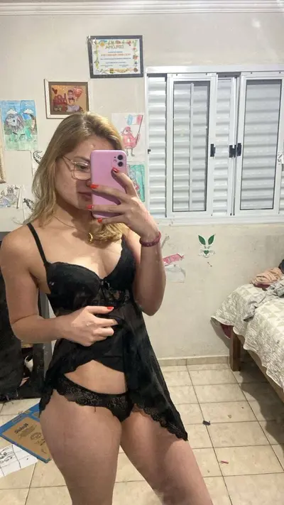Loira novinha puta foi vazada dando a bucetinha rosa pro namorado cover image