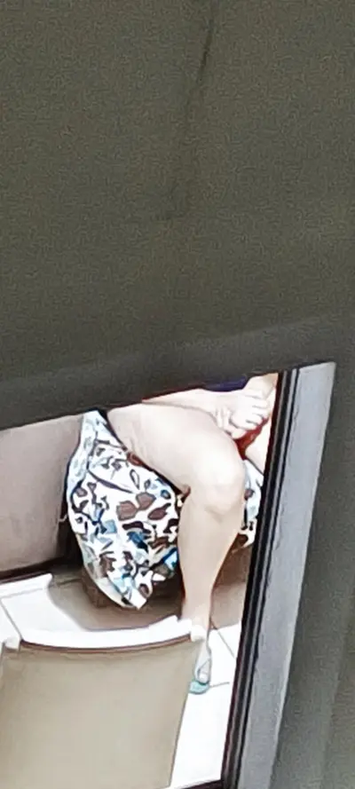 Vizinha exibindo sua buceta deliciosa cover image