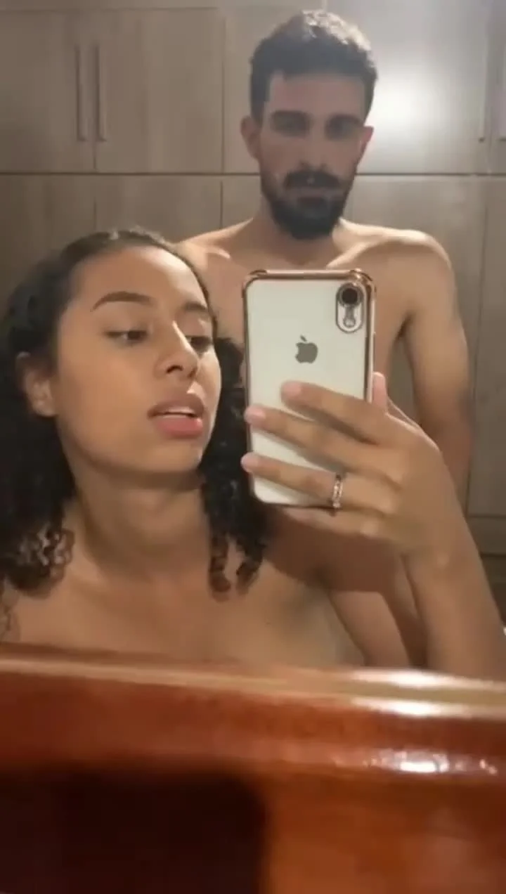 Namorado querendo ser corno, exibindo a namoradinha image 2
