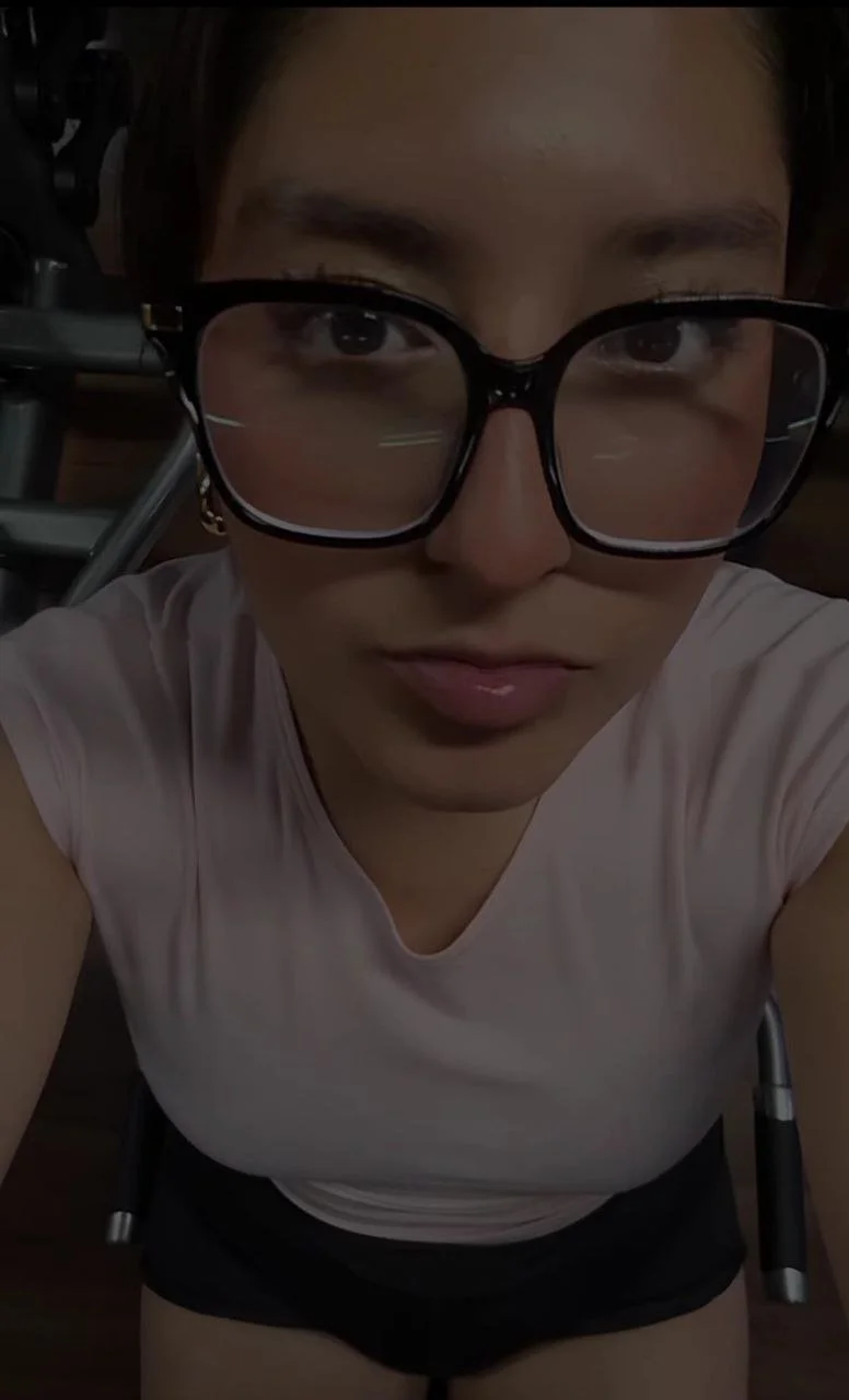 Esta puta se llama Ingrid de 18 años , es una puta promiscua adicta a chupar verga image 17
