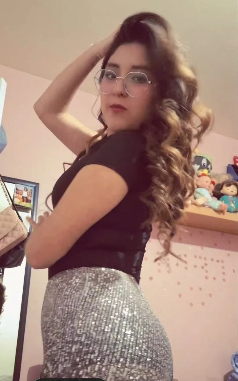 Esta puta se llama Ingrid de 18 años , es una puta promiscua adicta a chupar verga image 24