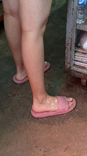 Feet soles 16k image 3