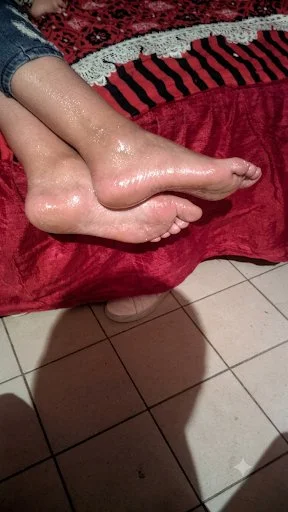 Feet soles 16k image 40