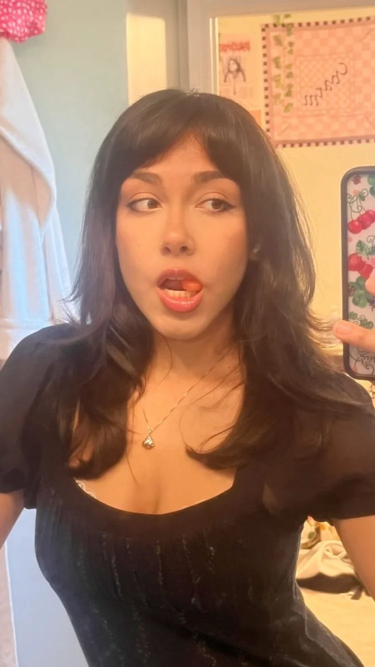Teen daughter show hot body main image