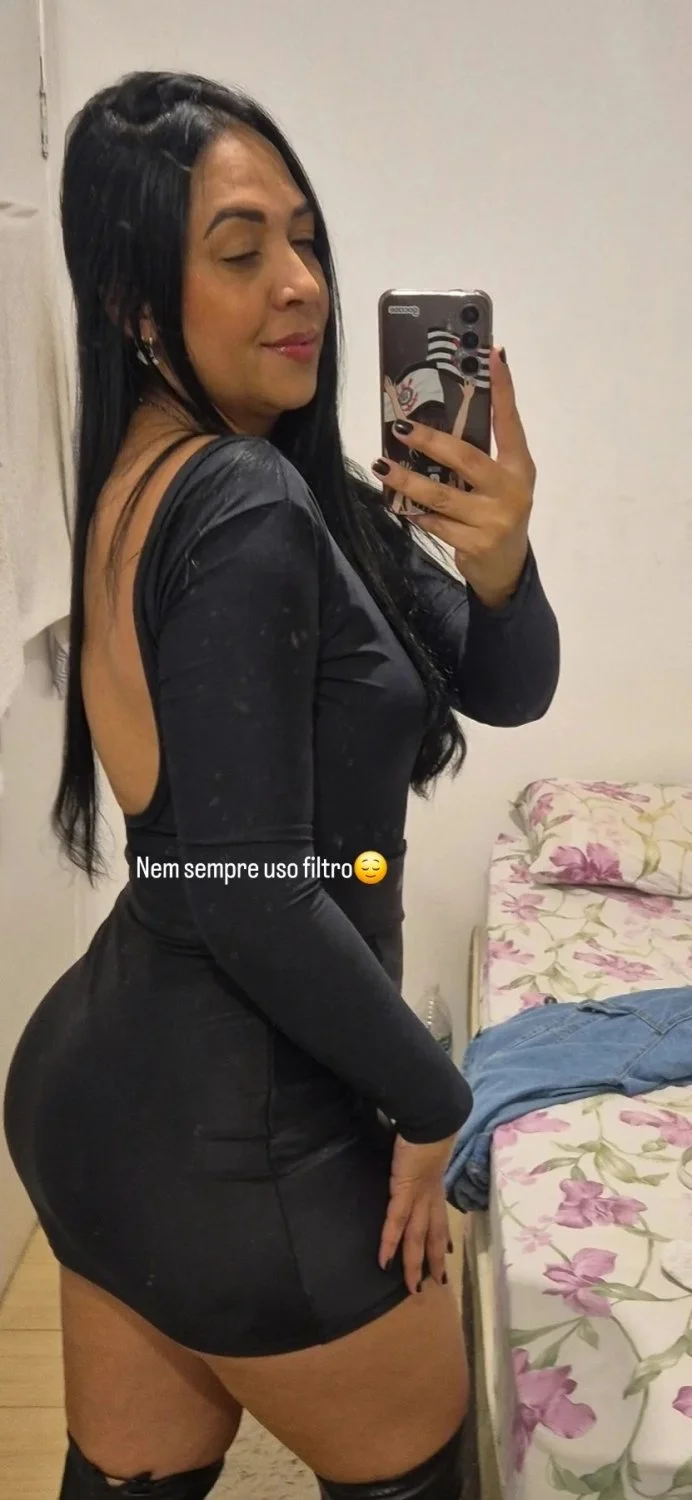 Dois rabuda em um vestido preto image 2