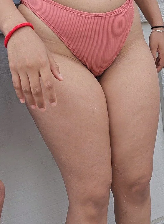 Já bati muito pra essa gostosa da esposa do meu irmão 💦 main image