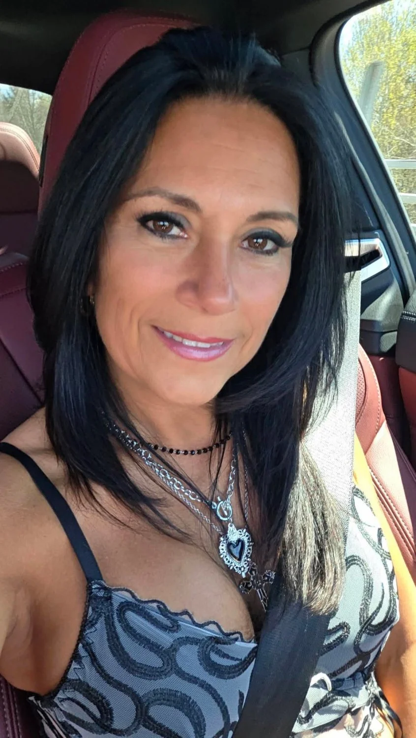 Emilia la belle milf quebecoise image 6