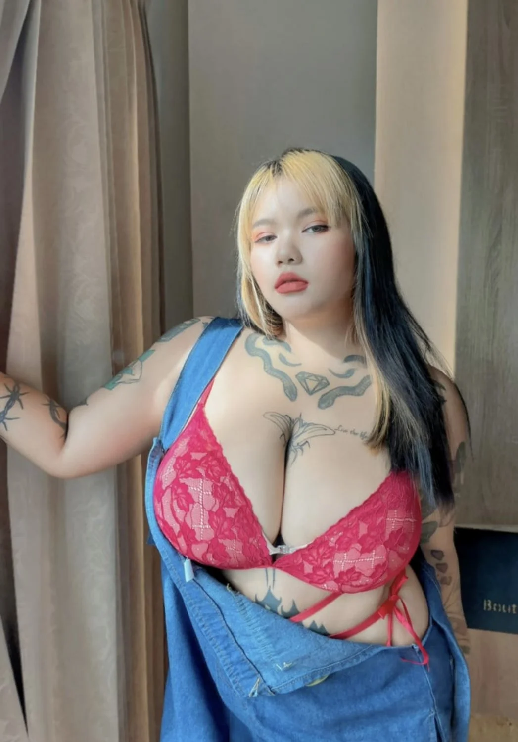 Why blur the Face if the tattoos are a dead giveaway image 3