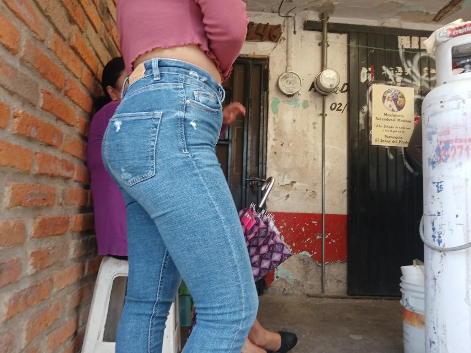 Voyeur hermosa puta en puesto de tacos image 11