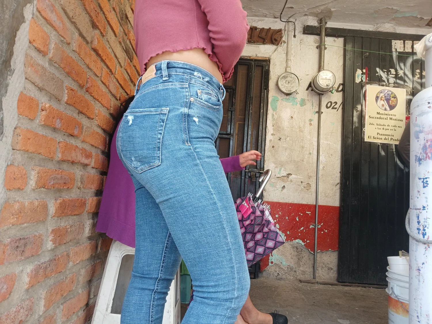 Voyeur hermosa puta en puesto de tacos image 12