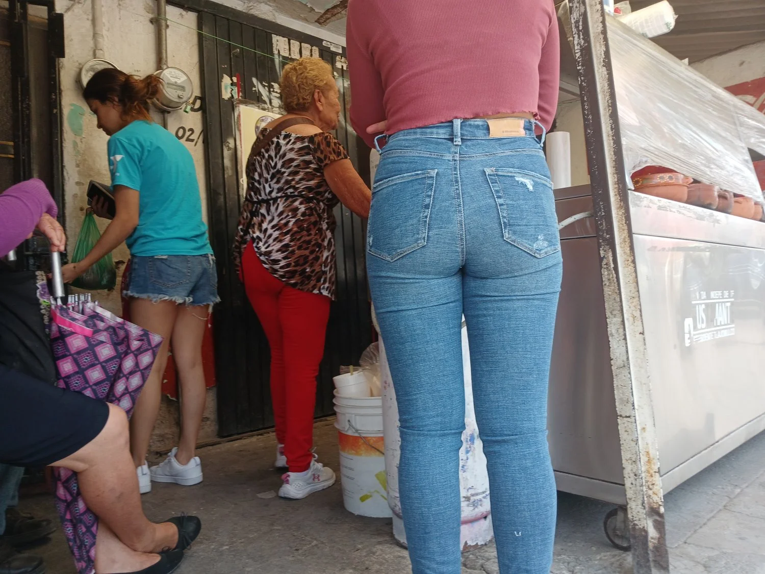 Voyeur hermosa puta en puesto de tacos image 31