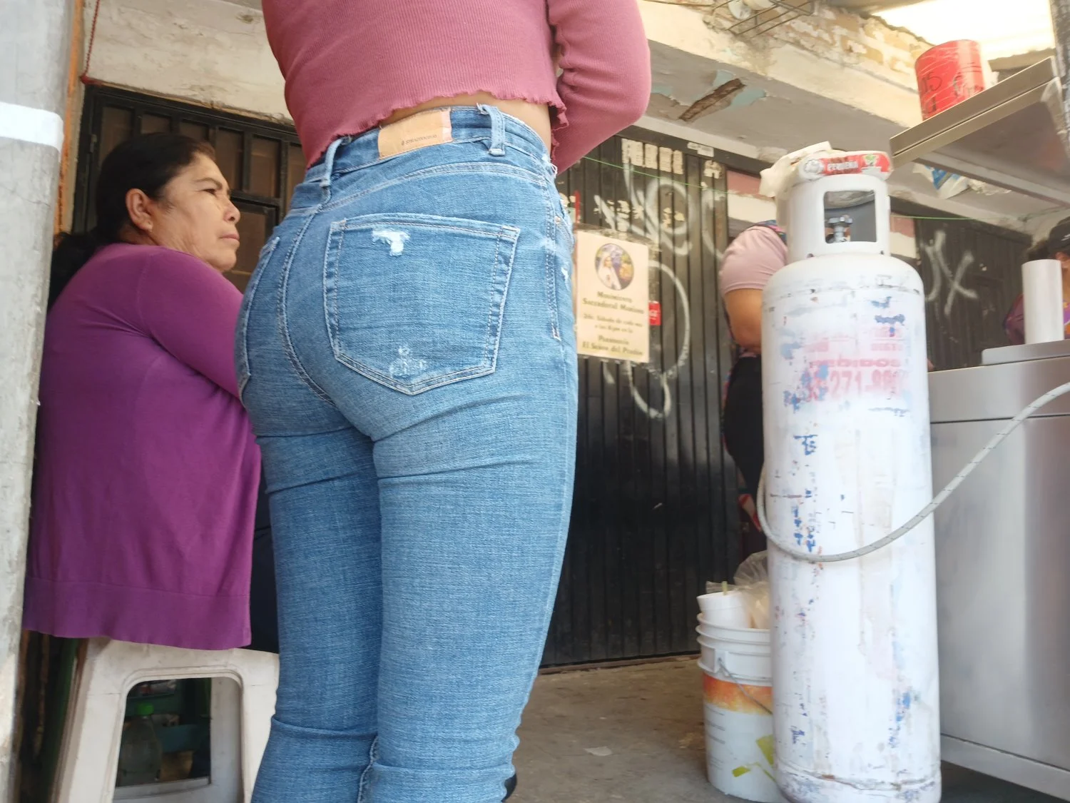 Voyeur hermosa puta en puesto de tacos image 8