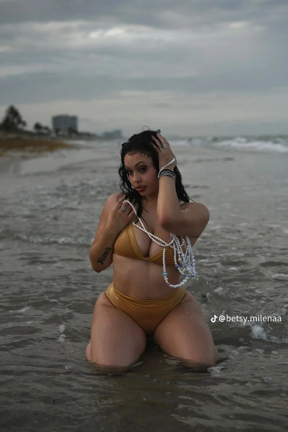 18+ Betsy image 5