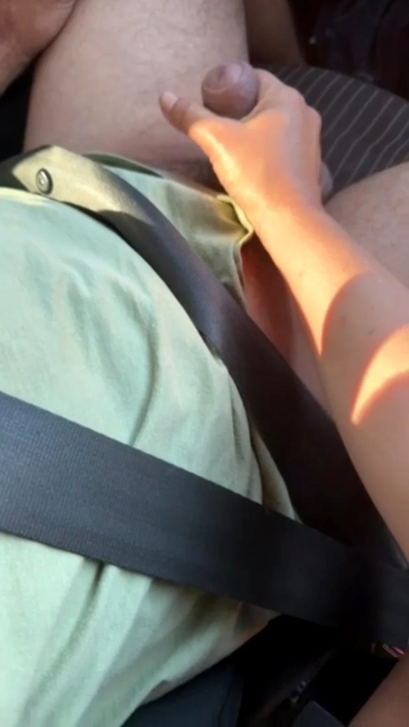 Casada chupando e batendo punheta para o Uber image 2