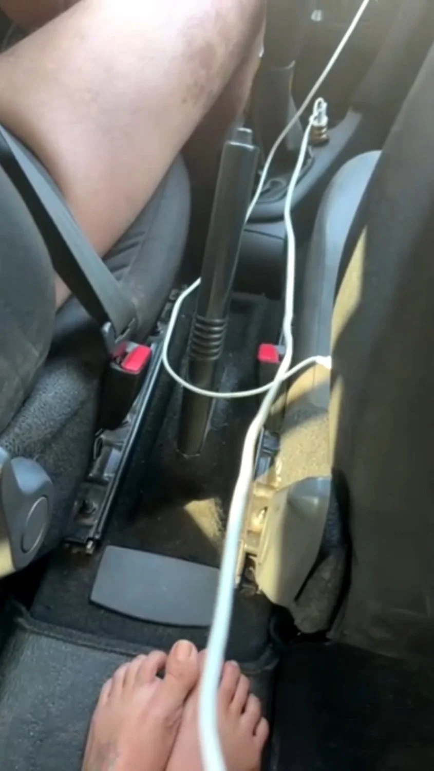 Casada chupando e batendo punheta para o Uber image 3