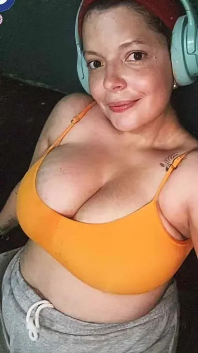 Cristina la puta tetona quiere mamar pene cover image