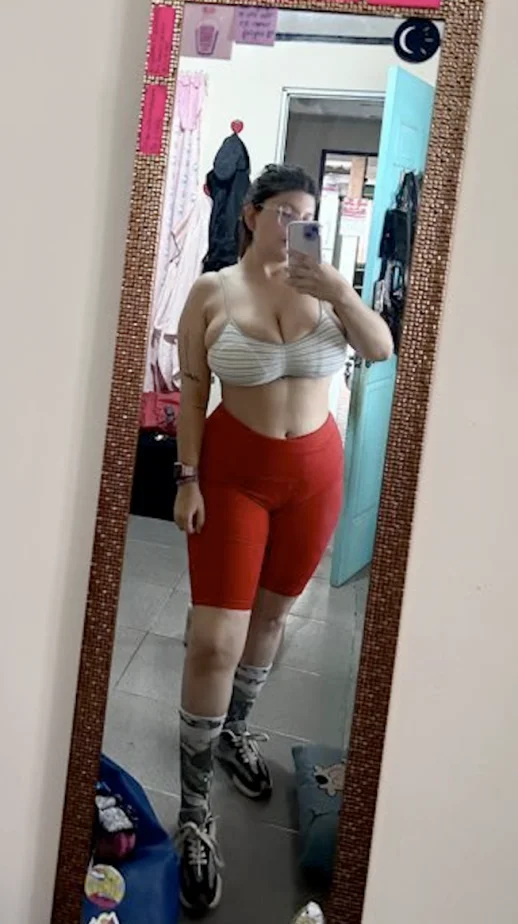 Cristina la puta tetona quiere mamar pene image 10