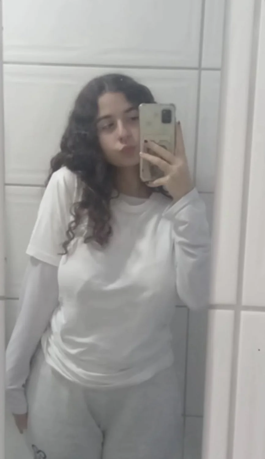Namorada novinha adora se exibir pros amigos do namorado image 10