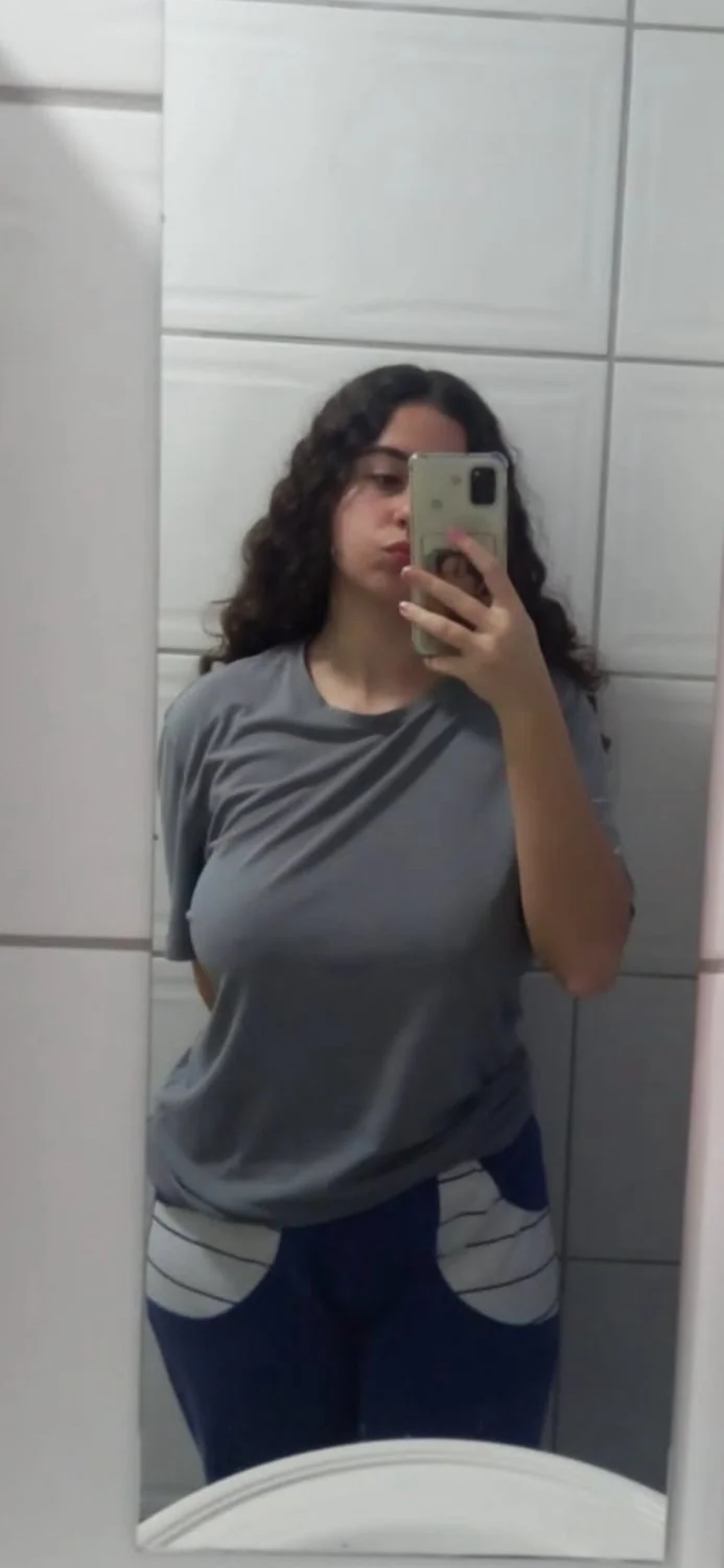 Namorada novinha adora se exibir pros amigos do namorado image 11