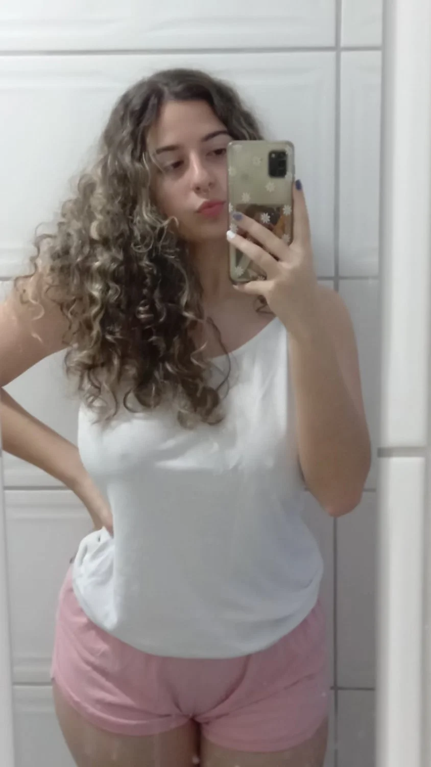 Namorada novinha adora se exibir pros amigos do namorado image 12