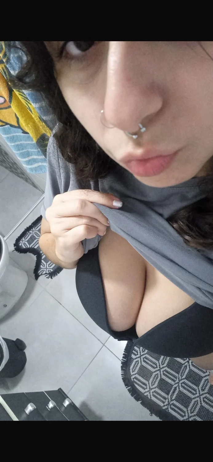 Namorada novinha adora se exibir pros amigos do namorado image 6