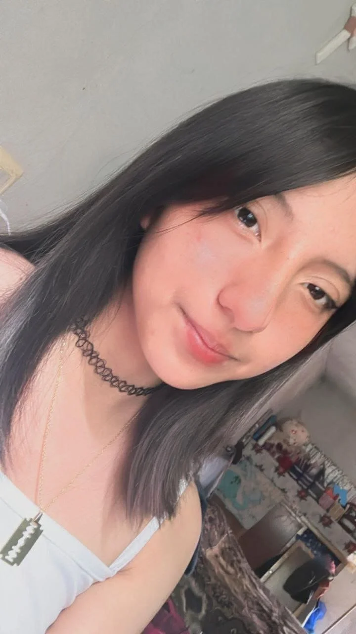Rica jovencita en zapatillas, con pies bonitos y con carita de inocente, es bien puta 🤤🥵 image 25