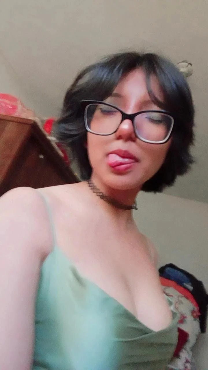 Rica jovencita en zapatillas, con pies bonitos y con carita de inocente, es bien puta 🤤🥵 image 29