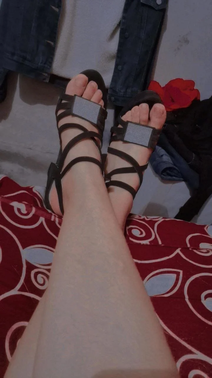 Rica jovencita en zapatillas, con pies bonitos y con carita de inocente, es bien puta 🤤🥵 image 45